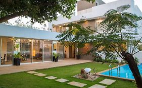 El House By Stayvista - Unwind In A Villa With Pool And Lush Lawn